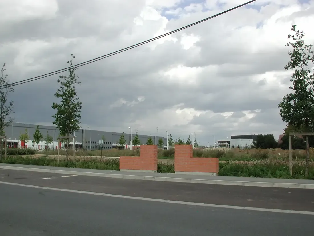 Murets de brique en bord de voie, dans le parc d'activités.
