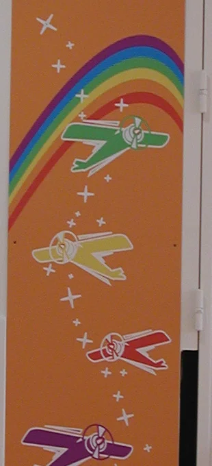 L'école maternelle l'Arc-en-Ciel, le décor aux avions.