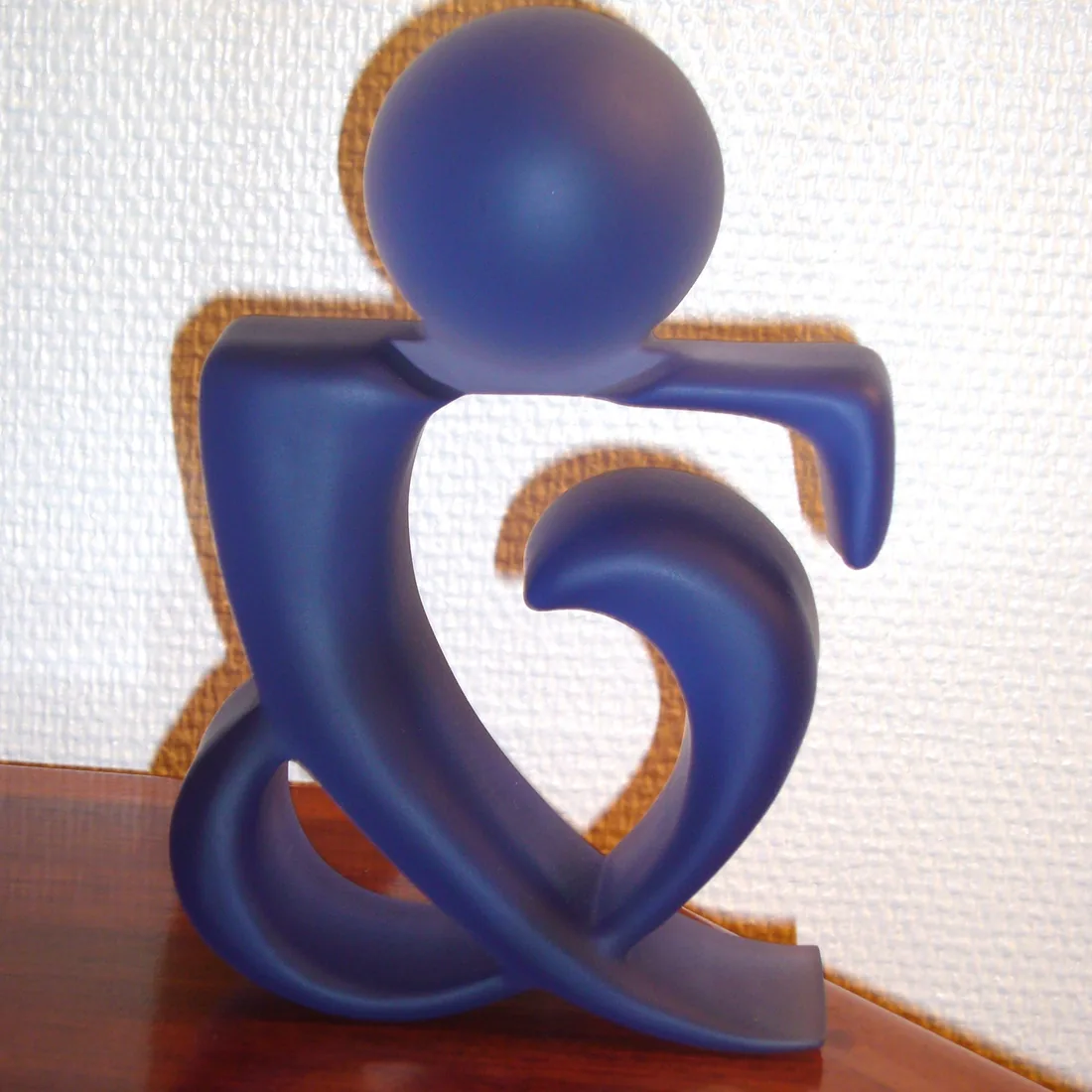 Le trophée de Pierres & Territoires, le signe à esperluette en résine bleue.