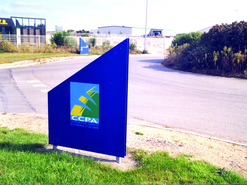 Plabennec, zone d'activités de Penhoat, le totem d'entrée.