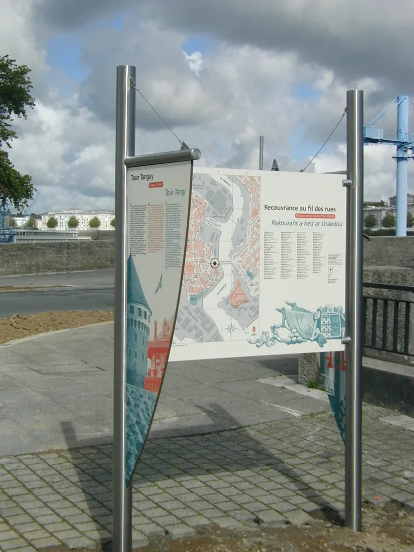Recouvrance, le relais informations services du pont : voile de la tour Tanguy et plan « Recouvrance au fil des rues ».