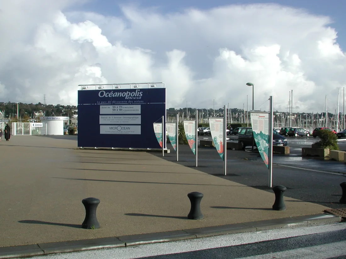 Parvis d'Océanopolis, les cinq voiles recto-verso sur le chemin des visiteurs.