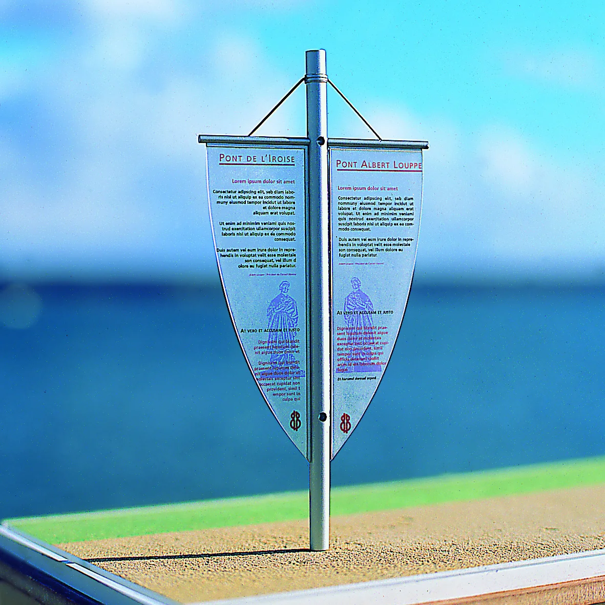 Maquette d'une voile double, le pont de l'Iroise, sur fond de mer.