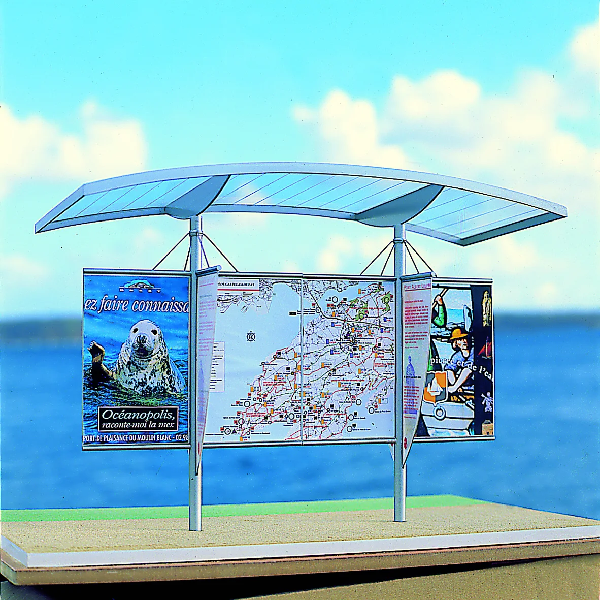 Maquette de l'abri du relais informations services d'Océanopolis, sur fond de mer.