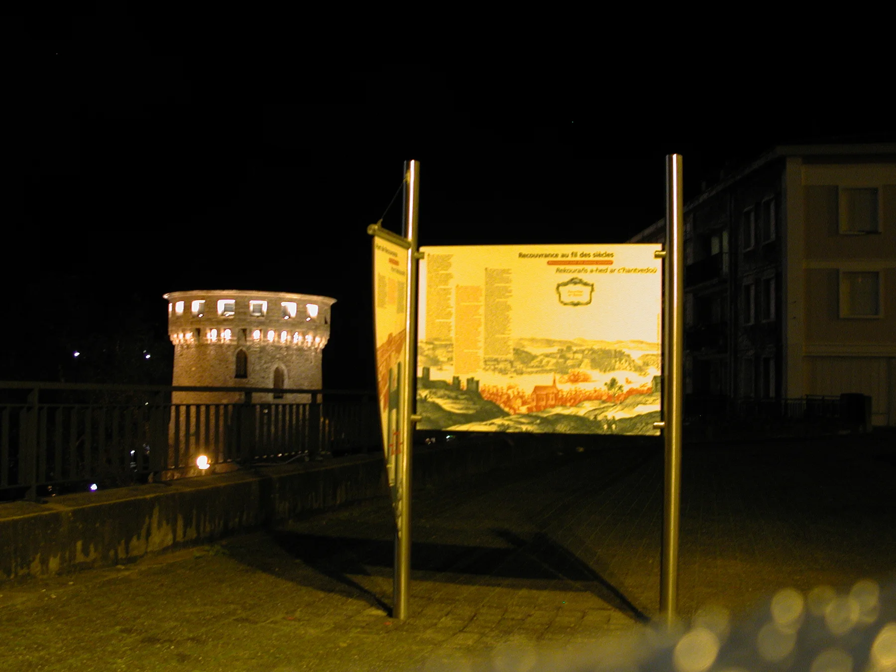 Recouvrance, le relais informations services éclairé de nuit.