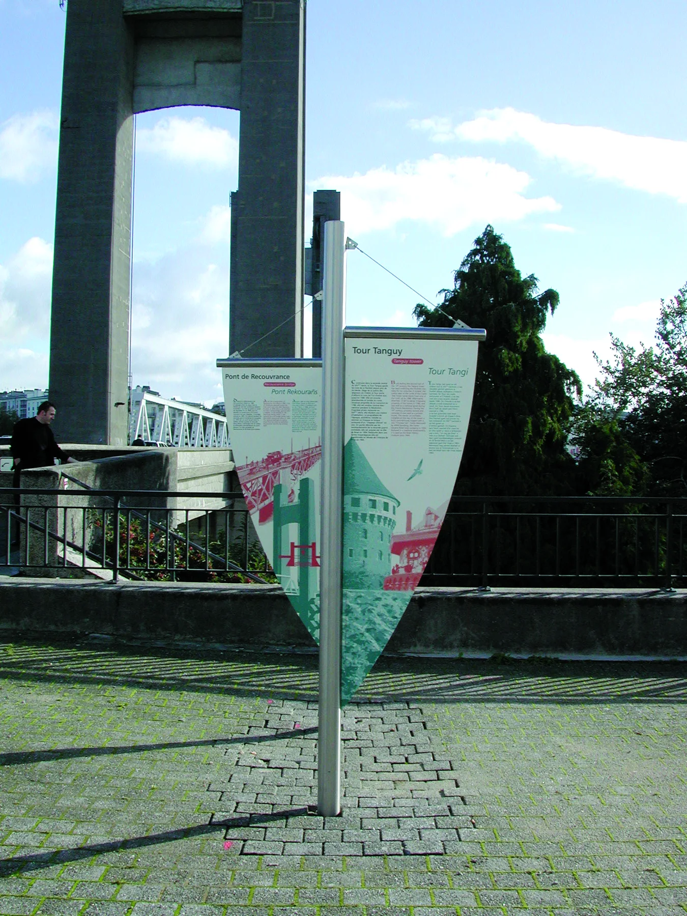 Une voile signalétique au pied du pont de Recouvrance, Brest. © CC and Co