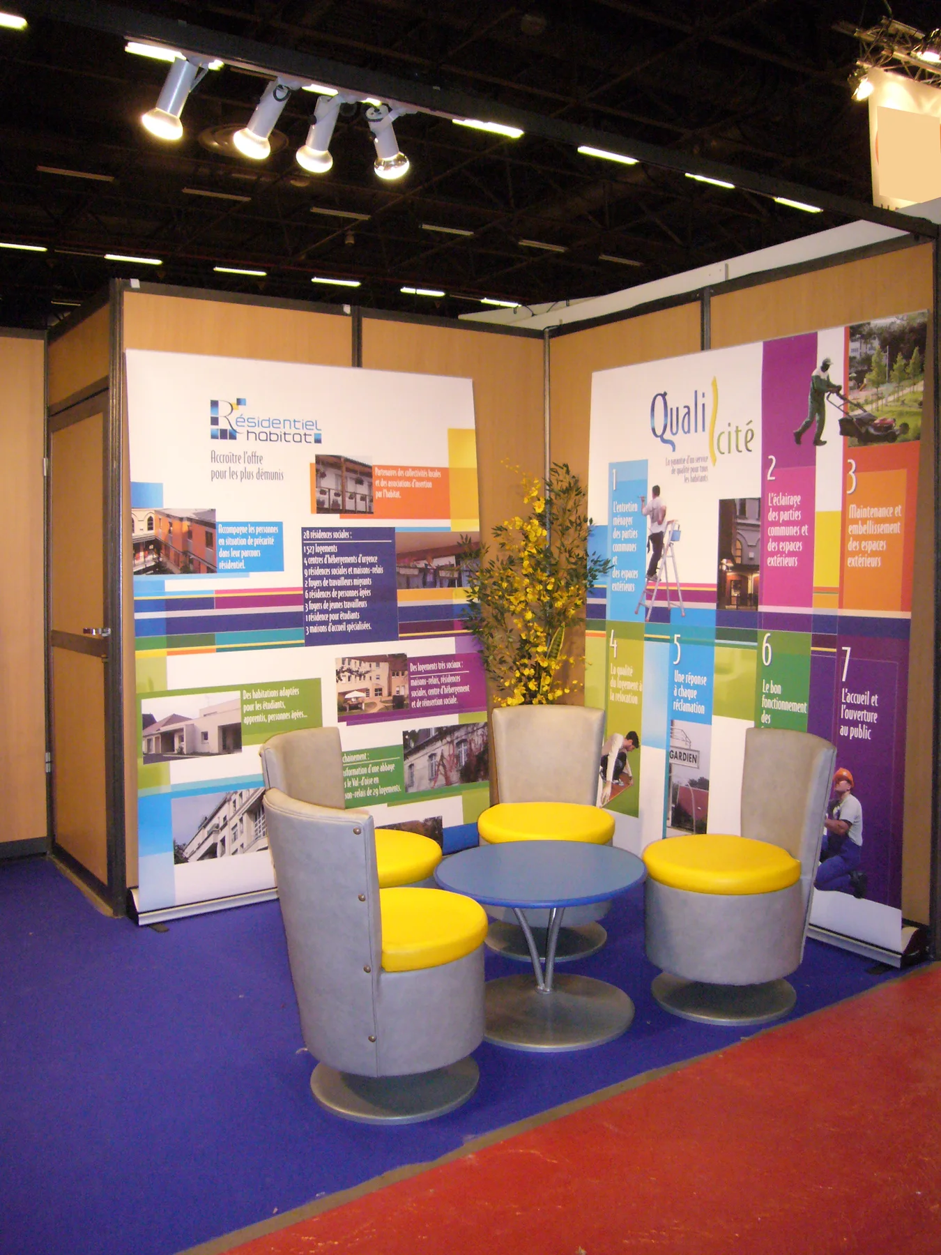 Le stand de 2009 : les kakémonos Résidentiel Habitat et Qualicité, deux logotypes créés par CC and Co.