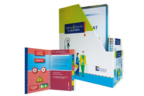 Le kit « Vigilance & Sécurité au quotidien » : la boîte et le livret à onglets, photomontage.