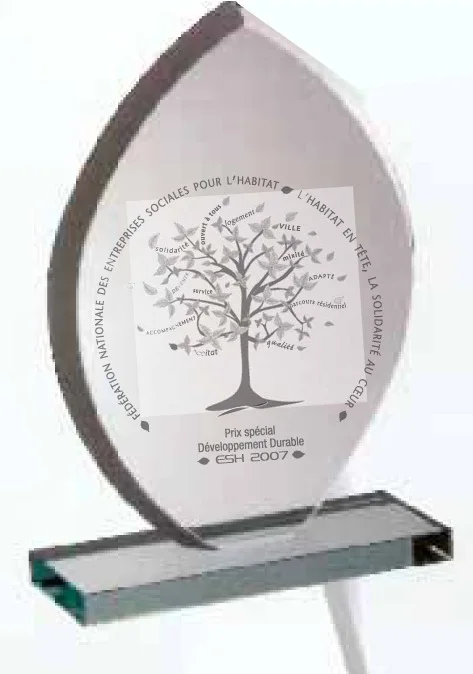 Trophée en verre en forme de feuille, un arbre gravé.