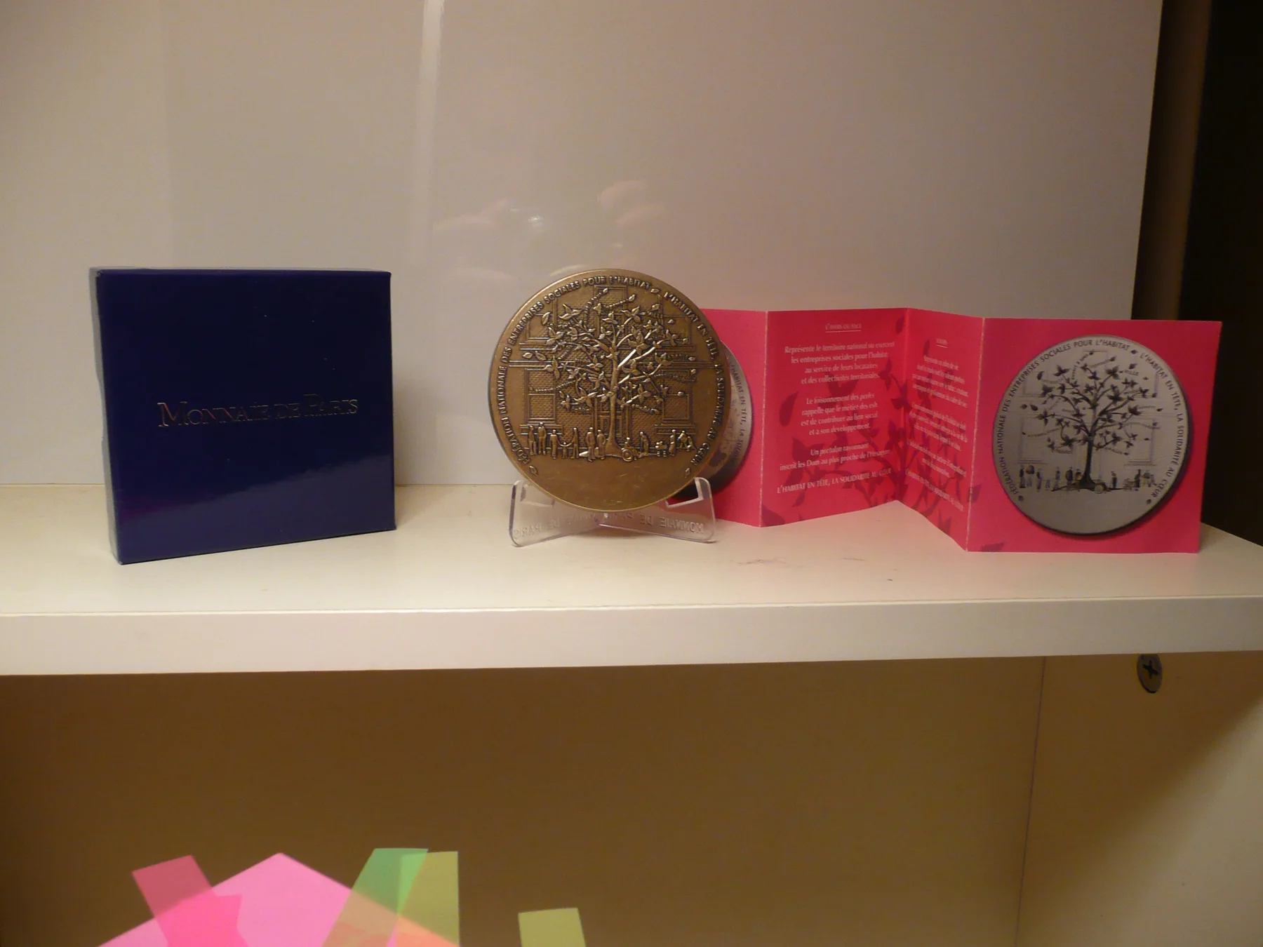 Les médailles de la Monnaie de Paris, bronze et argent, avec leur écrin et le dépliant rose.
