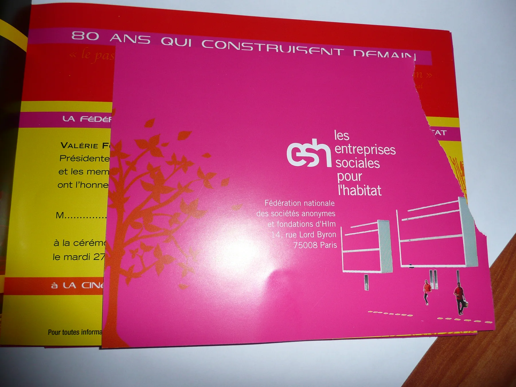 L'invitation « 80 ans qui construisent demain » et son carton rose.