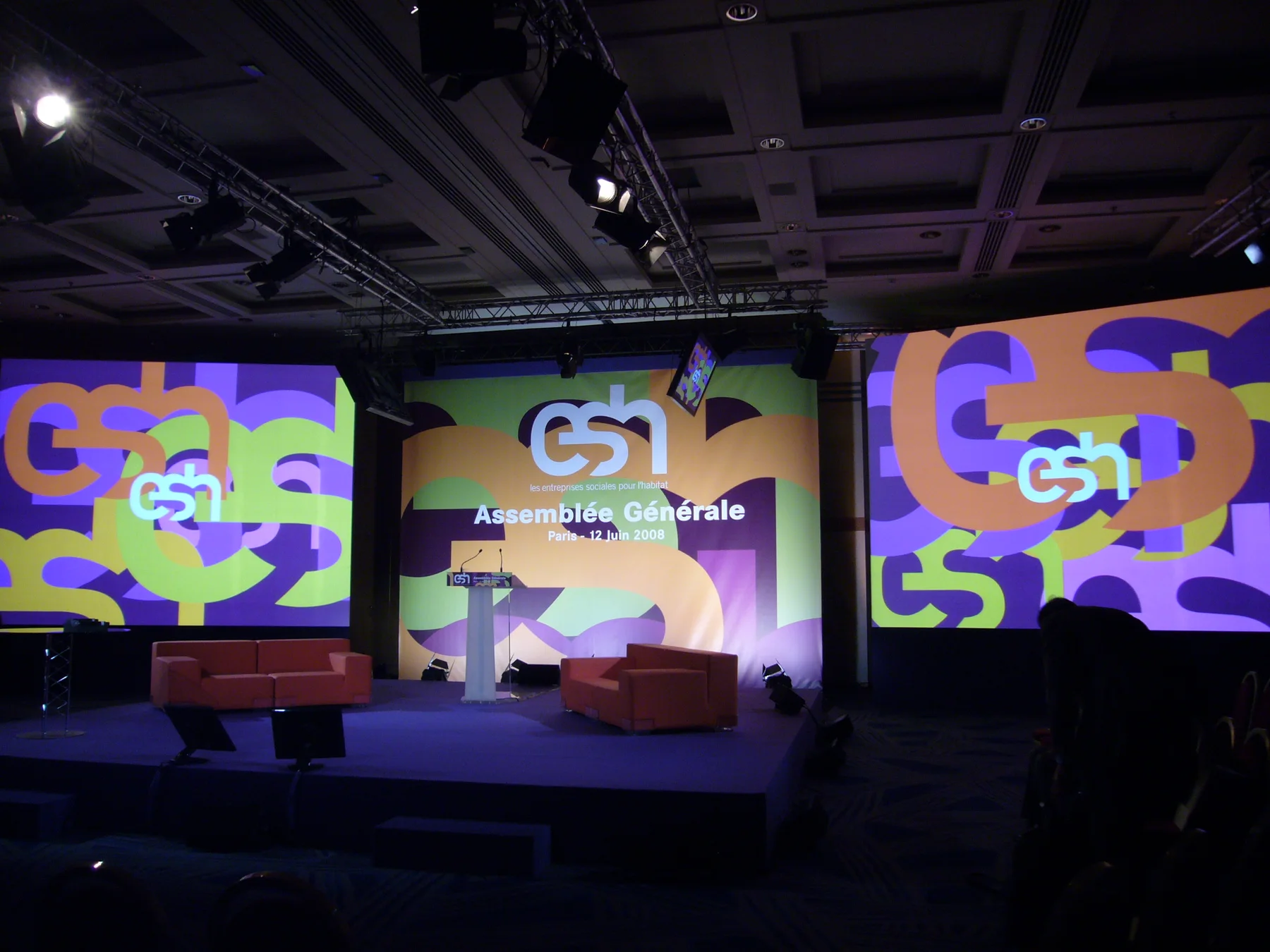 Juin 2008, l'assemblée générale : la salle et la scène, décor de grandes lettres « esh » colorées.