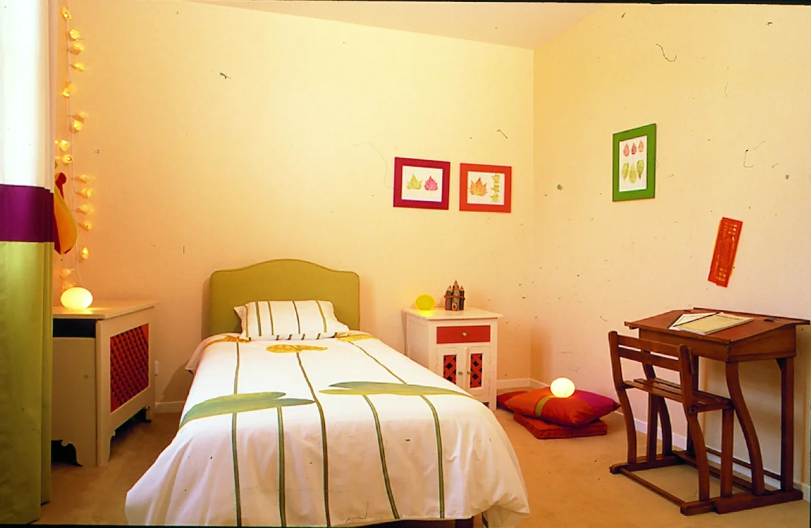 L'Aunaie, chambre de garçon en jaune et rouge.