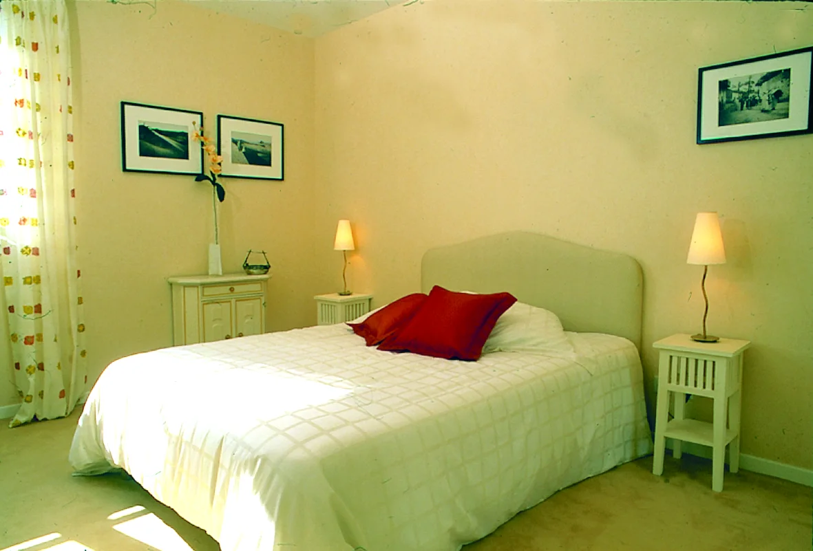 L'Aunaie, la chambre « sahara », vert anis et rouge.