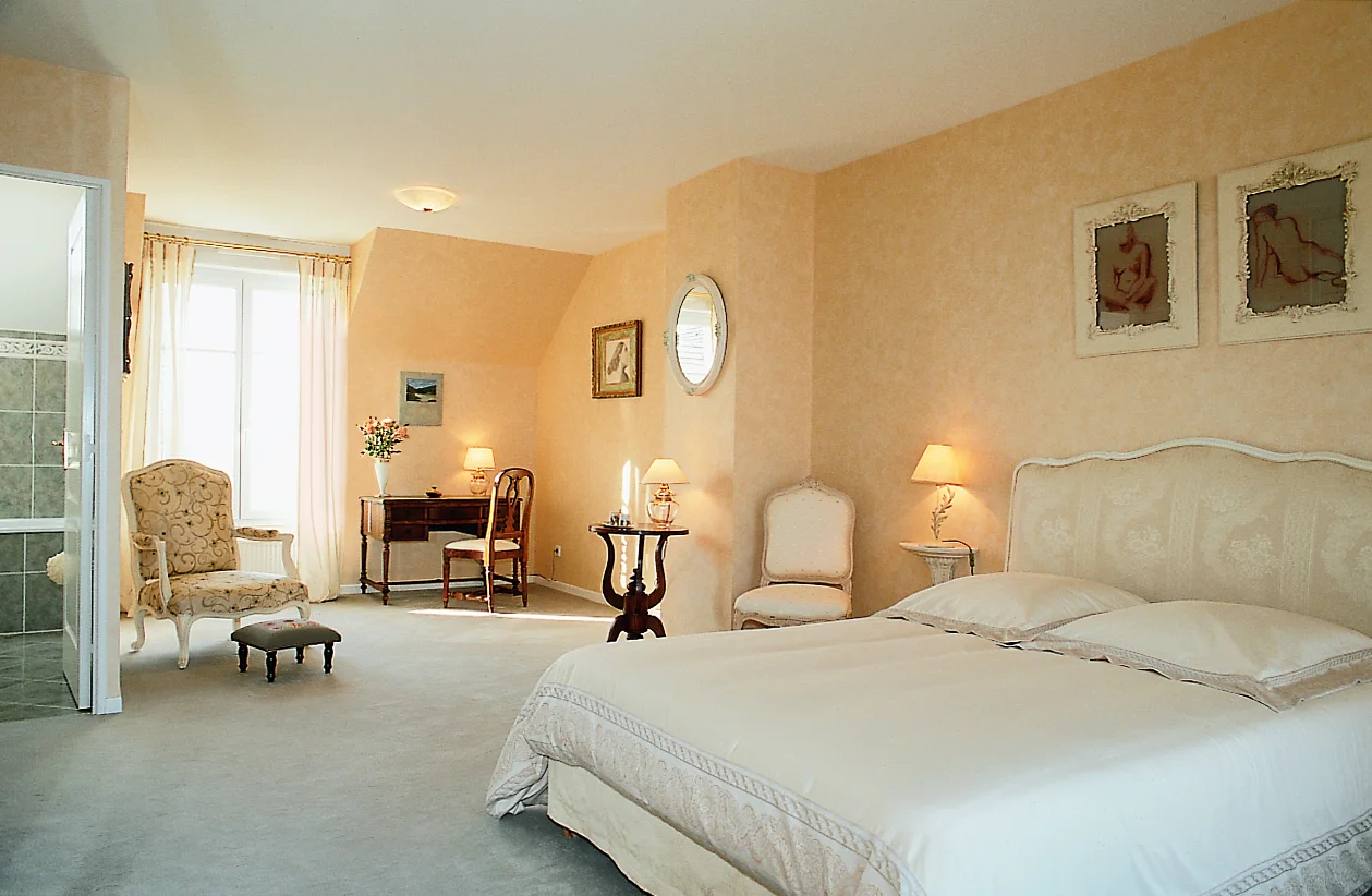 La Hêtraie, une chambre claire et son coin bureau.