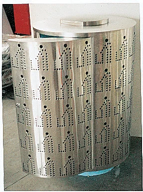 Corbeille cylindrique en inox perforé de silhouettes de maisons.