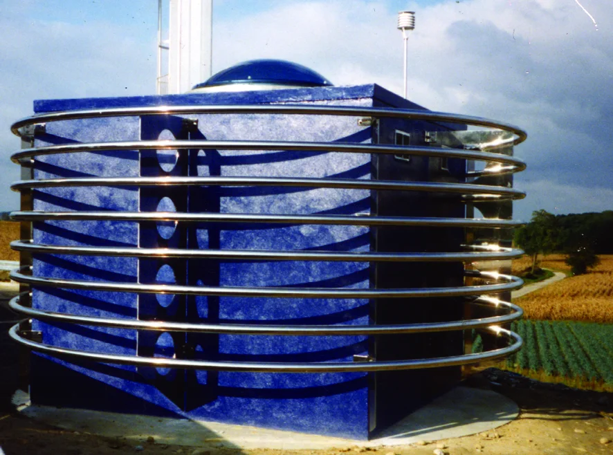 Un local technique de gestion du trafic, bleu, cerclé d'anneaux d'inox.