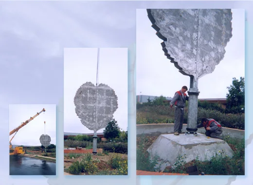 Planche de pose : la feuille levée à la grue, puis fixée sur son socle.