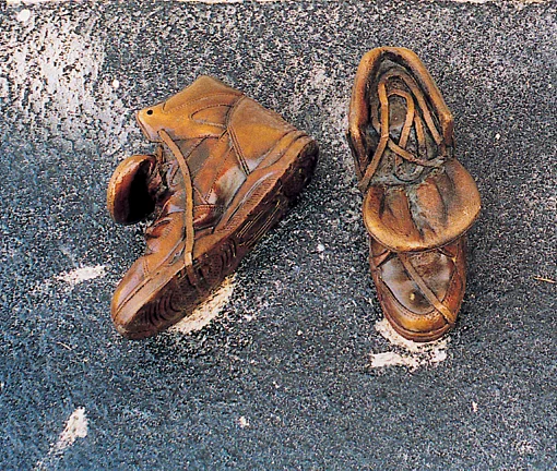 1% artistique : chaussures d'enfant en bronze incrustées dans le sol.