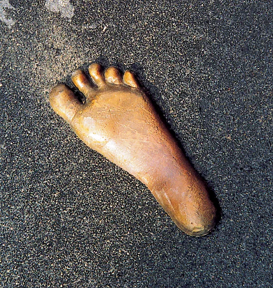 1% artistique : empreinte d'un pied nu en bronze.
