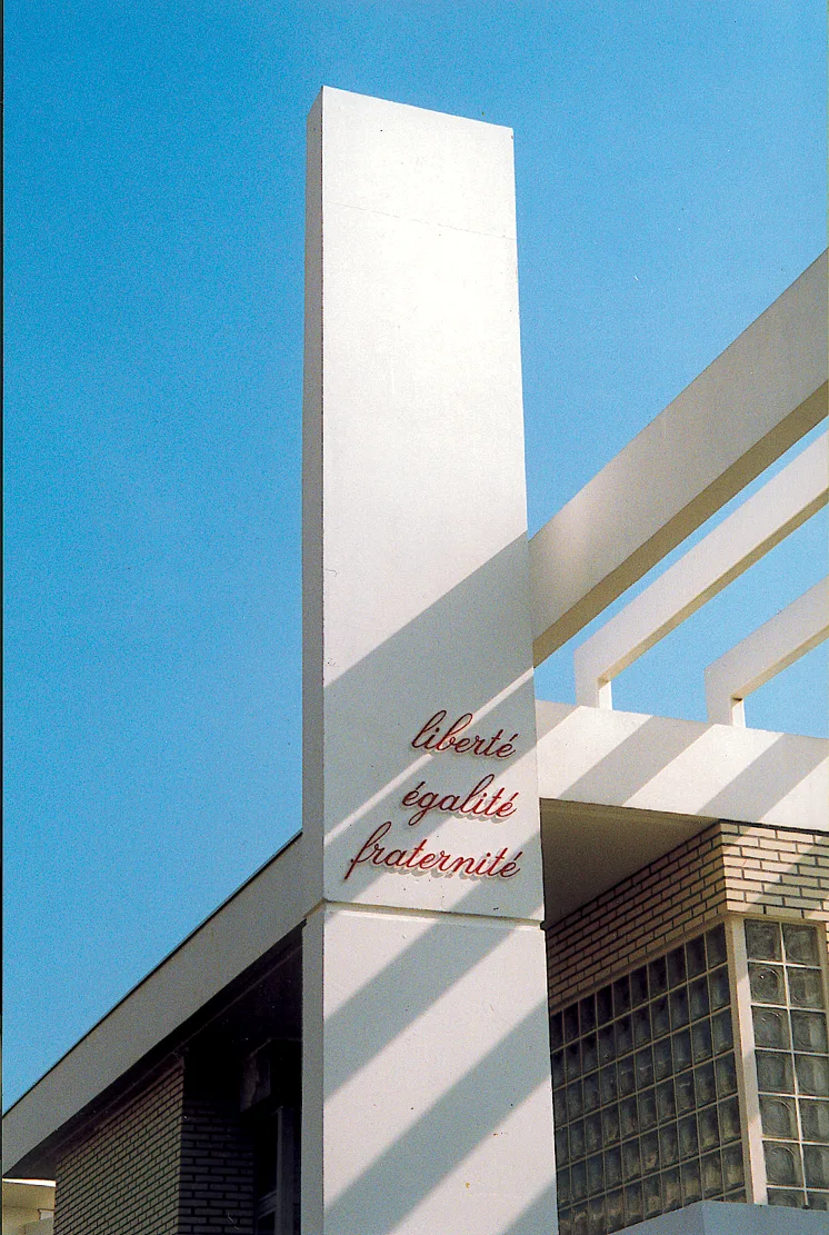 Le signal d'entrée de l'école Van Gogh et sa devise « liberté égalité fraternité ».