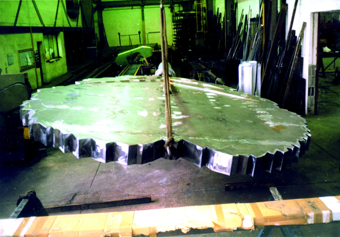 La feuille métallique posée à plat dans l'atelier de fabrication.