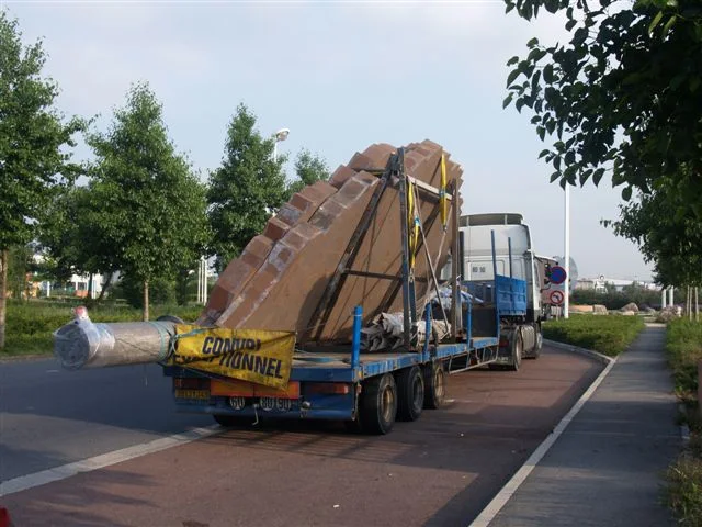La grande feuille arrive sur le site, couchée sur une semi-remorque.