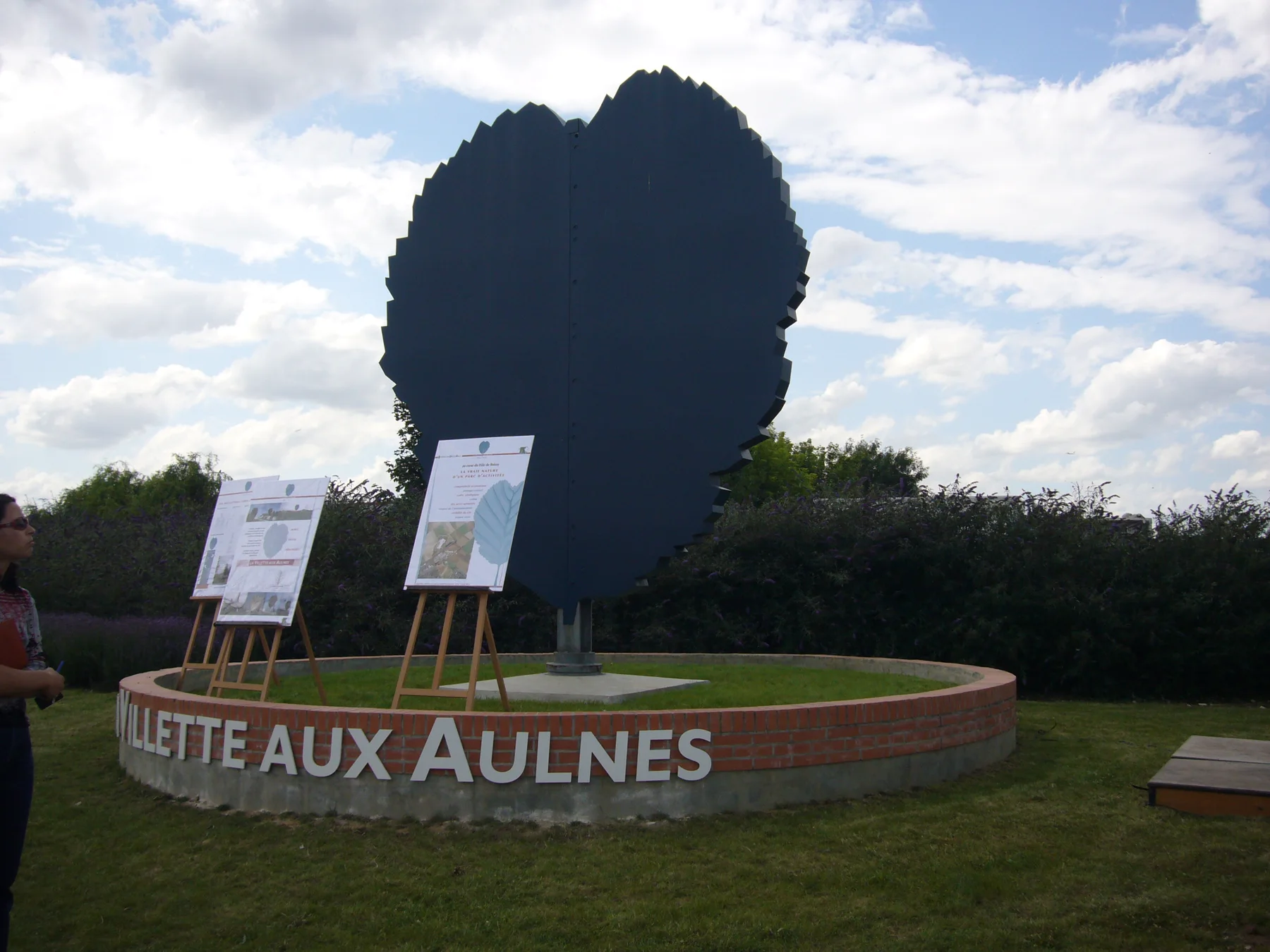 Les panneaux de présentation au pied de la feuille, devant le muret nominatif.