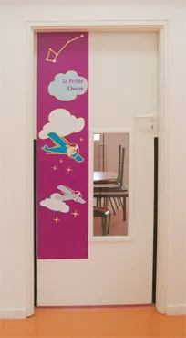 Porte de la classe « La Petite Ourse », en mauve.