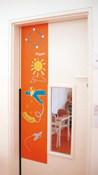Porte de la classe « Pégase », en orange.