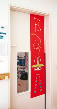 Porte de la classe « Orion », en rouge.