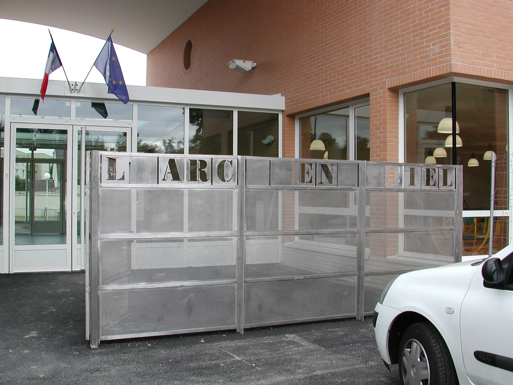 Le portail « L'Arc-en-Ciel » devant l'entrée de l'école.