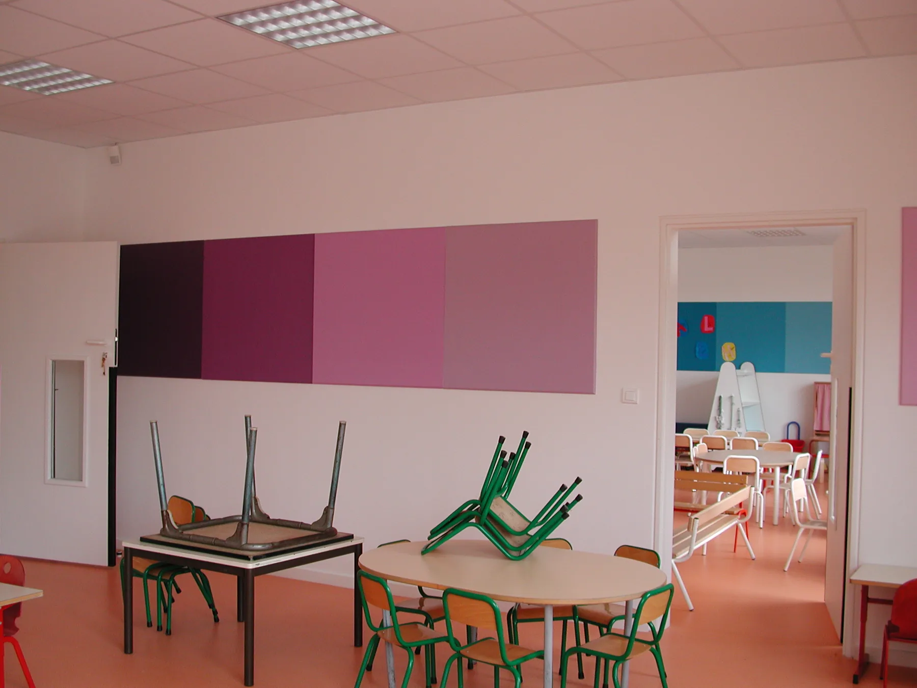La classe mauve, sa frise de panneaux du violet au rose, et la classe bleue en enfilade.