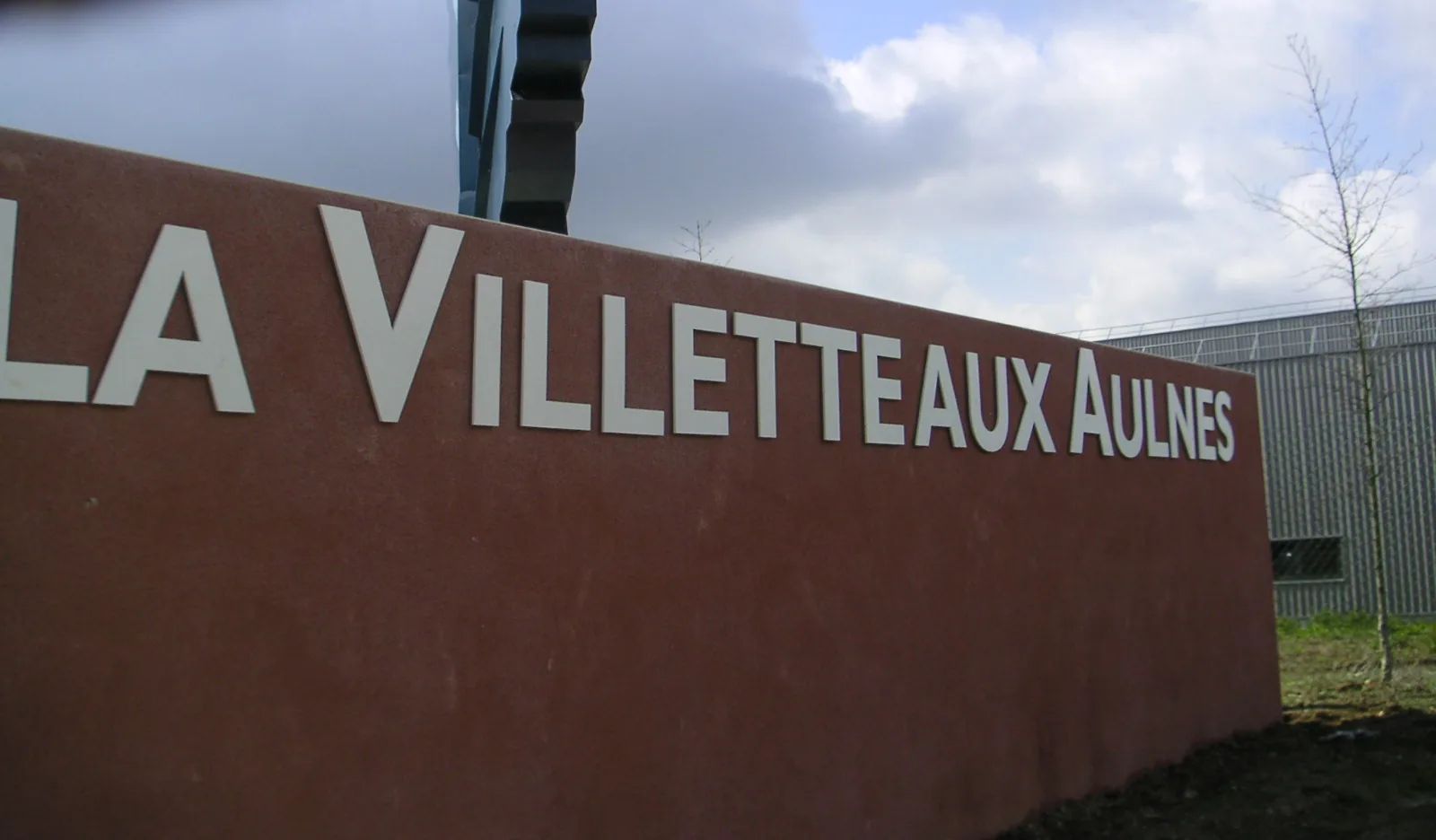 Le nom du parc en lettres de métal sur le muret de la grande feuille, photographié en avril 2008.