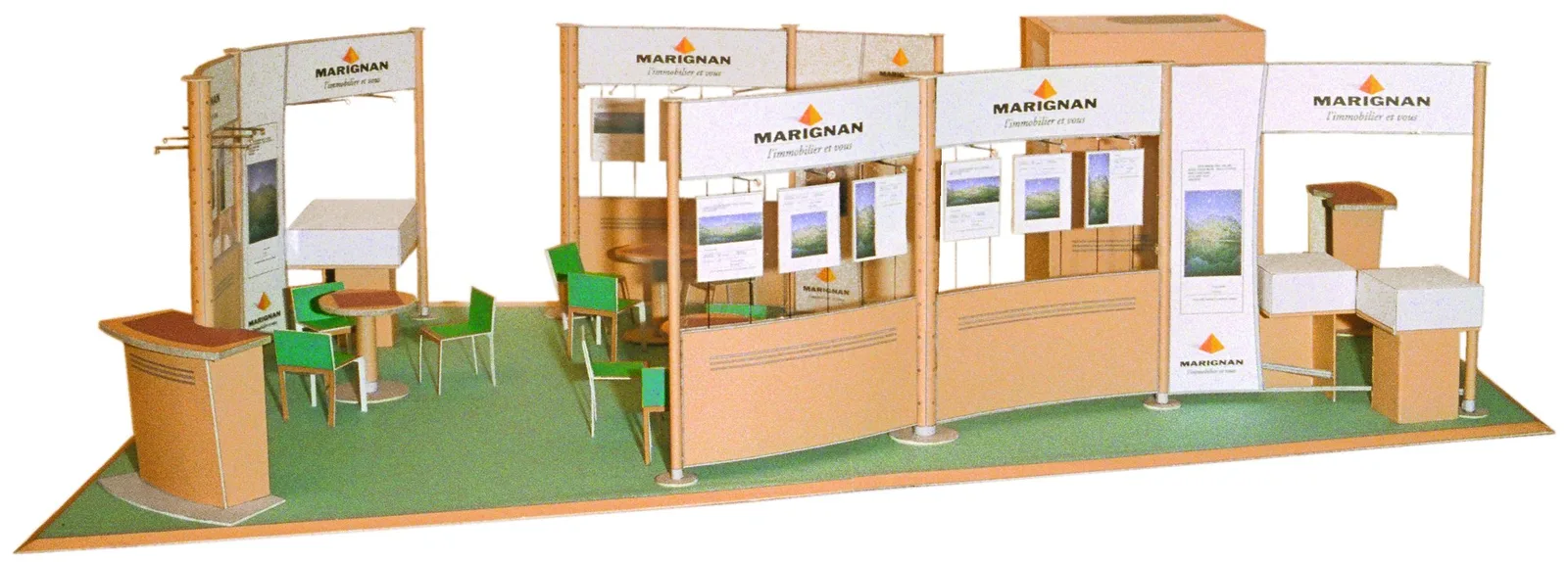Maquette en volume du stand Marignan : parois de bois, moquette verte, tables rondes et fauteuils verts.