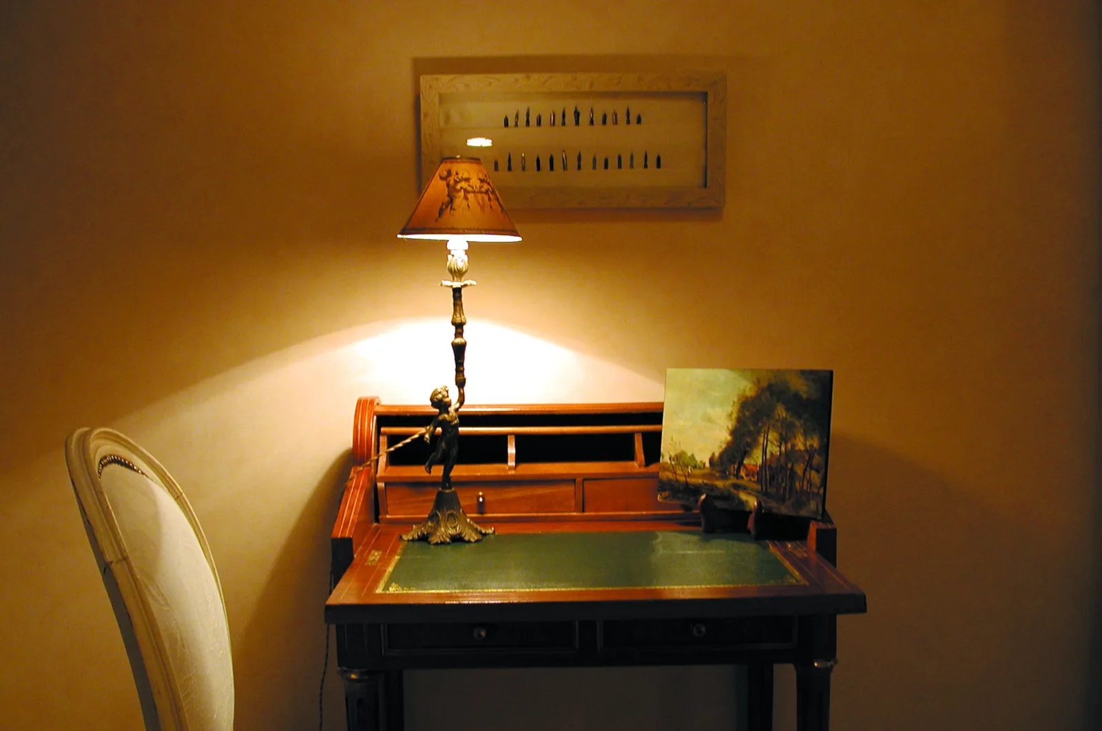 La Hêtraie, le bureau boudoir : un secrétaire éclairé par une lampe.