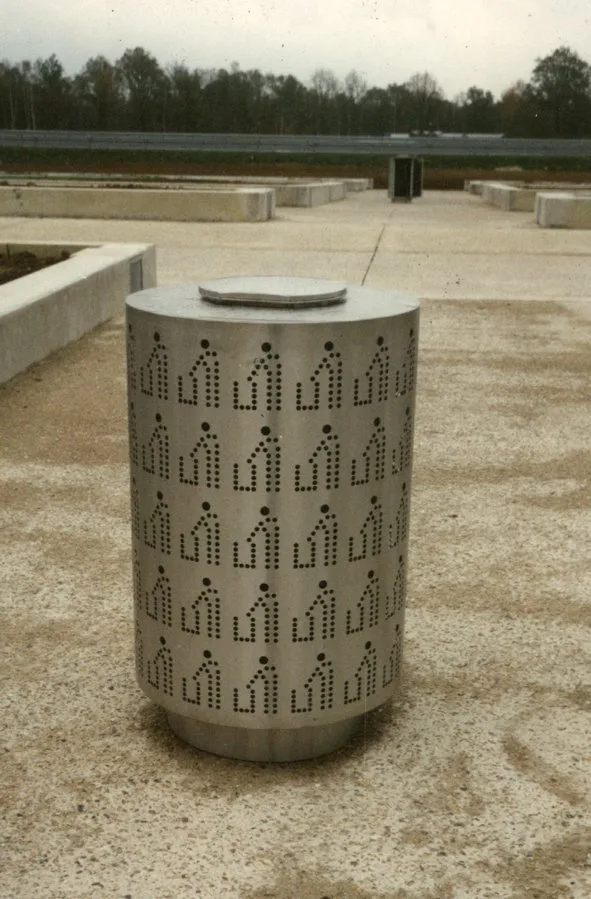 La corbeille en inox perforé de petites maisons, posée sur une aire de l'A5.