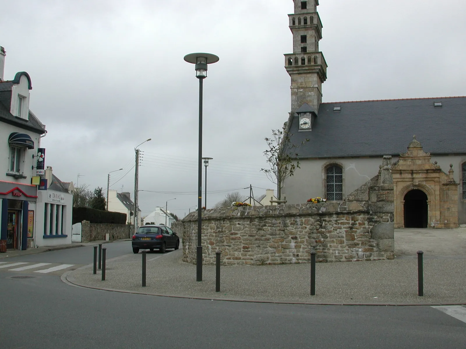 Guilers, la place de l'église, photographiée en mars 2005 pour le dossier de Brest.