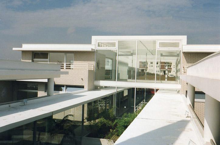 Le groupe scolaire Vincent Van Gogh à Mitry-Mory : terrasses, passerelle vitrée et patio planté.