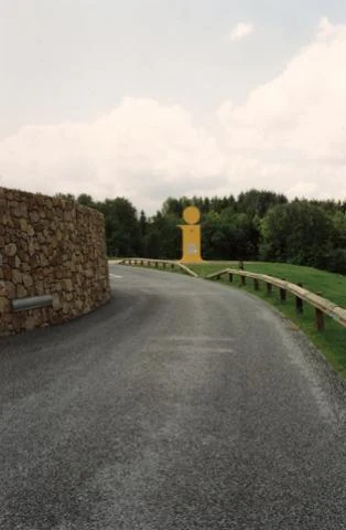 Au bout de la bretelle d'accès, le « i » jaune signale l'aire.