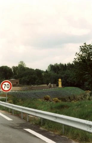 Depuis l'autoroute, le « i » se voit de loin sur son aire.