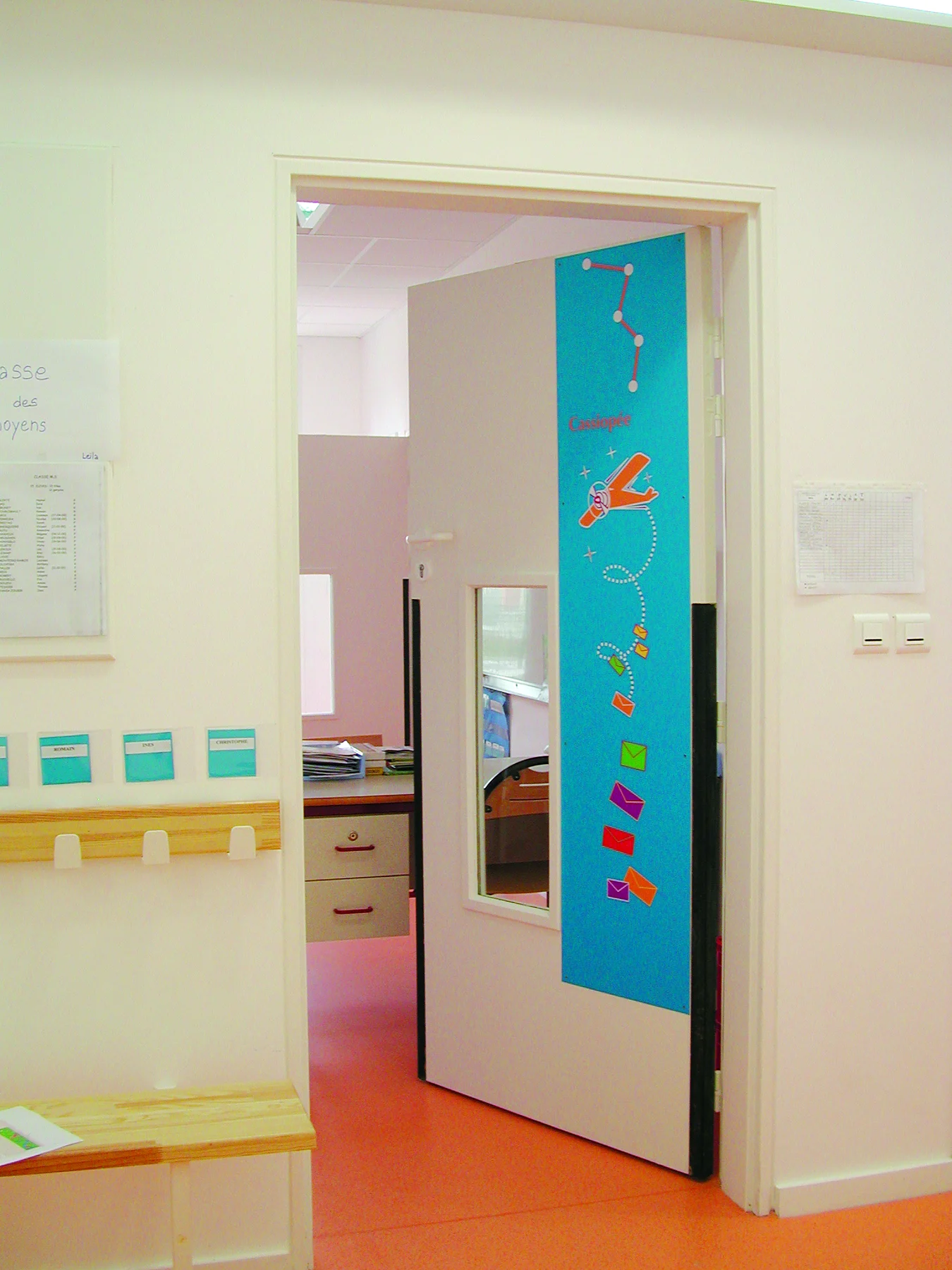 Porte de la classe « Cassiopée », en turquoise.