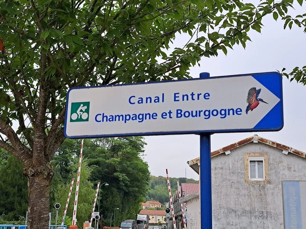Balesmes-sur-Marne, panneau de jalonnement « Canal entre Champagne et Bourgogne » au martin-pêcheur, en place.