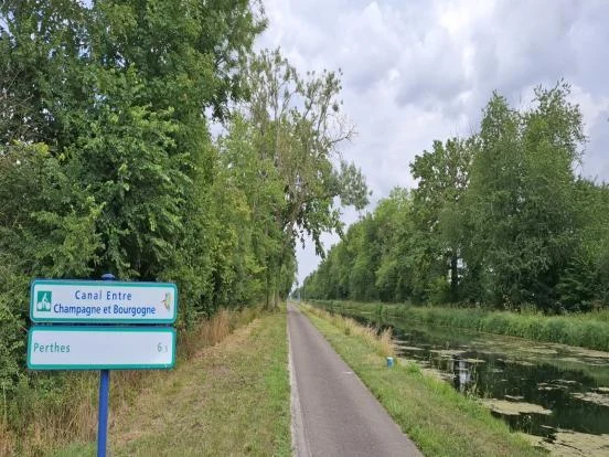 Jorquenay, panneau de jalonnement de la voie verte, le long du halage.