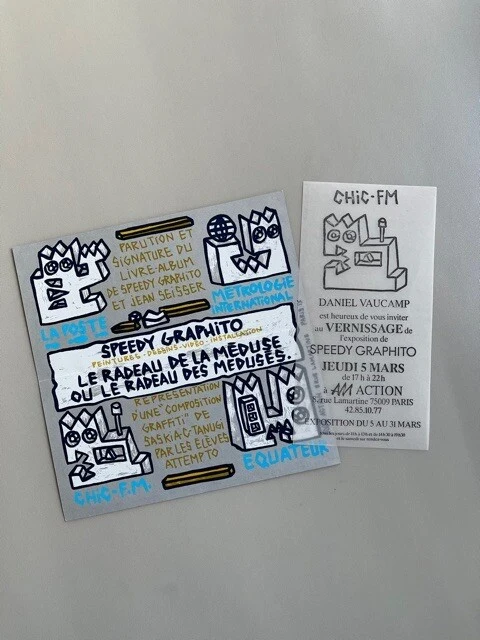 Les deux cartons réunis, celui de l'exposition et celui de Chic-FM.