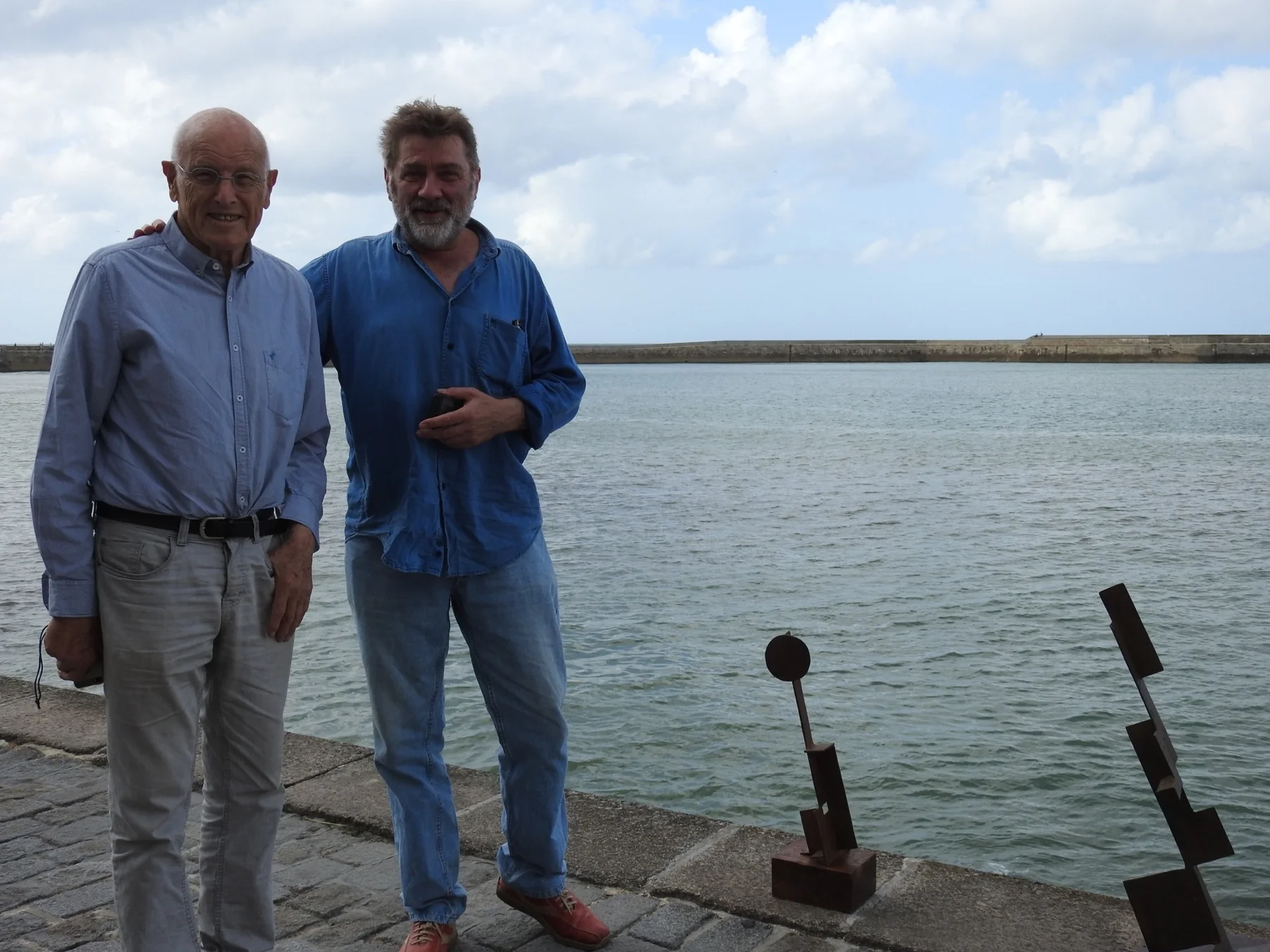 Gilbert Weil et Tadeusz Koralewski sur le quai de Port-en-Bessin, avec Les Sémaphores. © La Goélette du Goéland