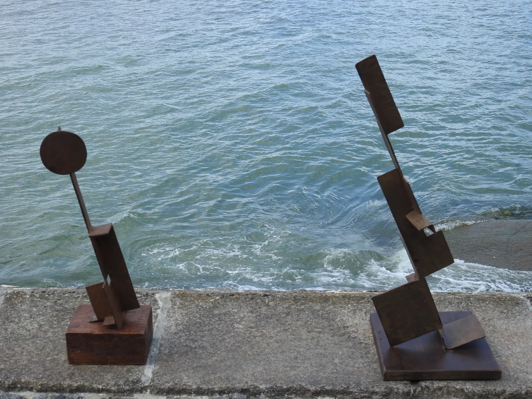 Les Sémaphores au bord de la mer, à Port-en-Bessin. © La Goélette du Goéland