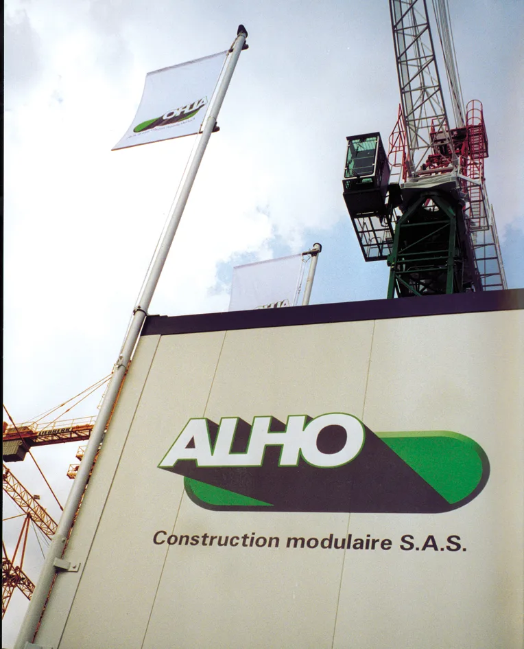 Mât et façade du stand ALHO, logo « ALHO Construction modulaire S.A.S. ».
