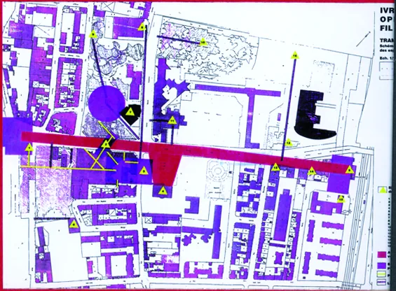 Plan du centre d'Ivry-sur-Seine en violet, traversé par l'axe rouge du Fil d'Ariane et ponctué de repères jaunes.