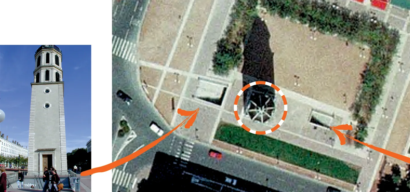 Le clocher photographié et sa place vue d'avion, avec flèches vers l'accès.